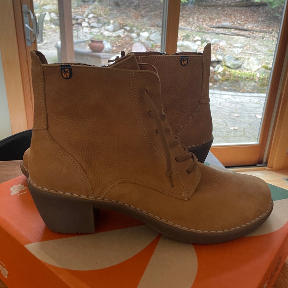 Jungla Footwear Jockey Tan Boots. NWT.